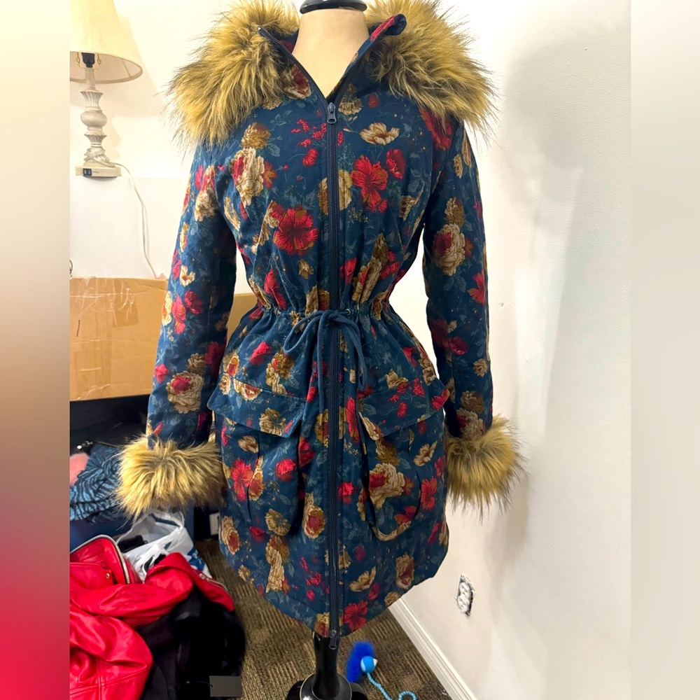 SOLD ! Gorgeous floral faux fur coat